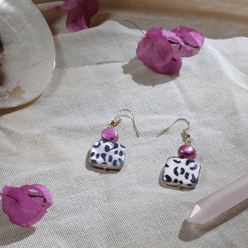 Cercei cu sidef alb-negru cu animal print